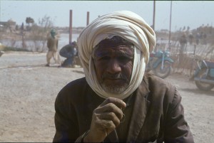 ماهی‌گیر کناره رود هیرمند