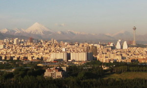 قله دماند در پس برج میلاد